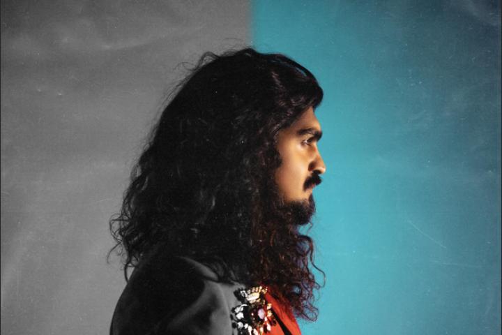 Israel Fernández asumió el reto de IQOS de reinterpretar La leyenda del tiempo, la canción más icónica de Camarón de la Isla.