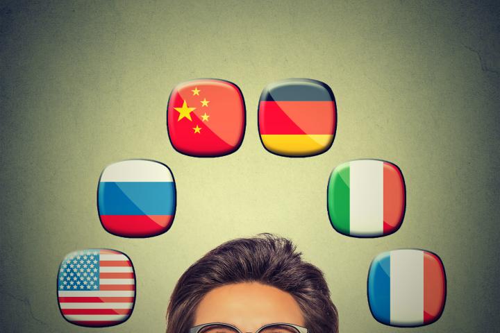 Mujer mirando iconos de banderas sobre la cabeza.