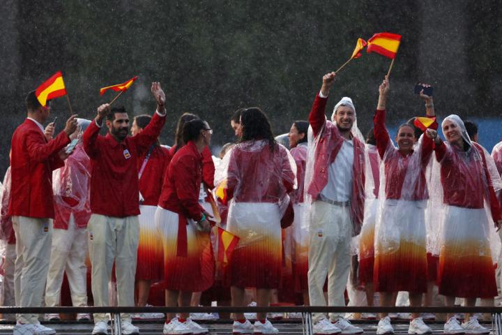 Detalle de la delegación española bajo la lluvia a su paso por el Sena