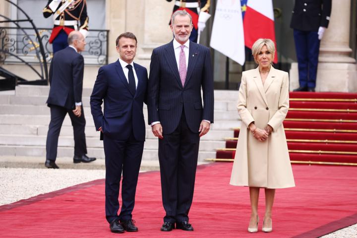 Emmanuel Macron, Felipe VI y Brigitte Macron a las puertas del Eliseo donde se ha celebrado la recepción previa a la inauguración.
