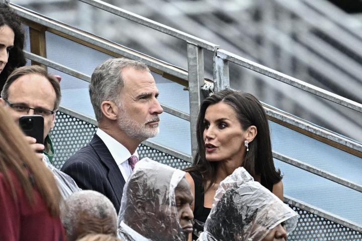 Felipe VI y Letizia en el desfile inaugural de los Juegos Olímpicos París 2024.