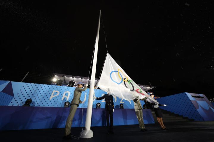 La bandera olímpica ondea en París desde este viernes 26 de julio.