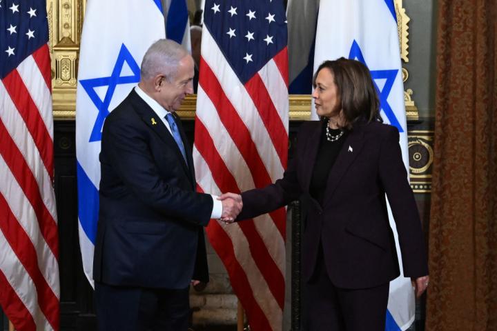La vicepresidenta de EEUU, Kamala Harris, saluda al Primer Ministro de Israel, Benjamin Netanyahu, de visita en el país.