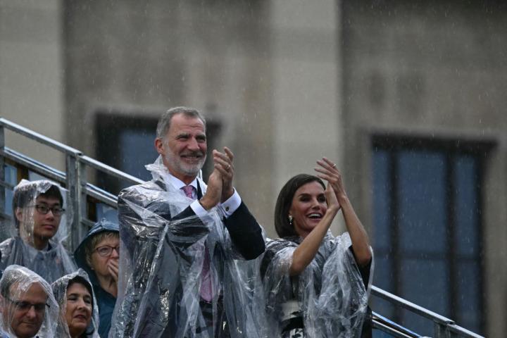 Los reyes saludan con entusiasmo a la delegación española cuando desfilaban ante el palco.