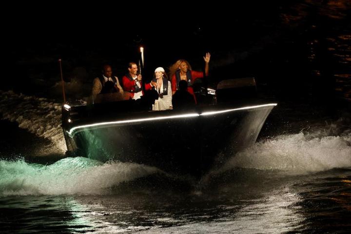 Rafa Nadal, en la barca por el Sena llevando la antorcha olímpica