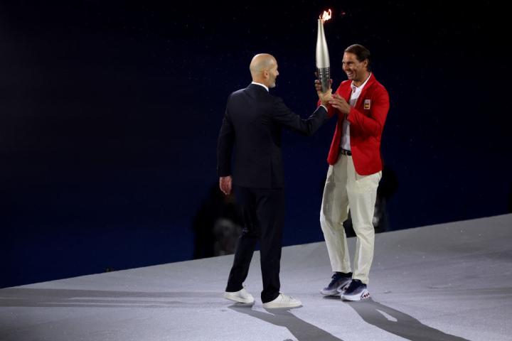 Zinedine Zidane entrega la antorcha olímpica a Rafa Nadal, la gran sorpresa de la ceremonia de inauguración de París 2024