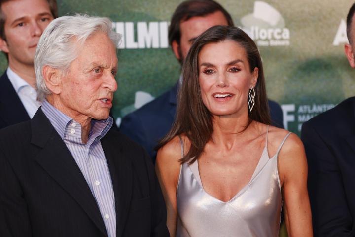 La reina Letizia y el actor Michael Douglas en la ceremonia de clausura del Atlantida Film Festival de Mallorca.