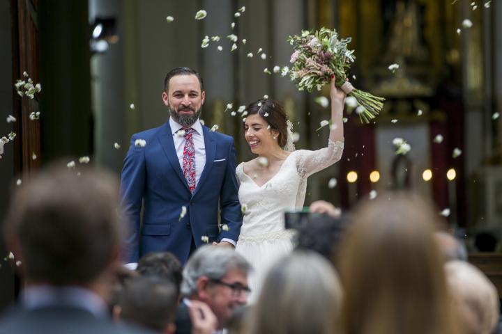 Santiago Abascal y Lidia Bedman a la salida de la iglesia de Alicante donde contrajeron matrimonio.