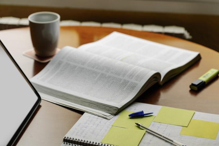 Una persona estudiando