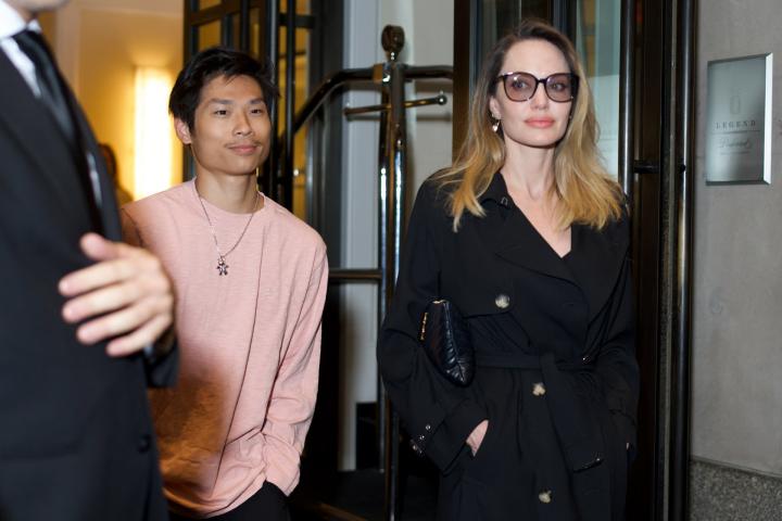 Angelina Jolie y su hijo Pax, fotografiados en Nueva York en julio de 2023.