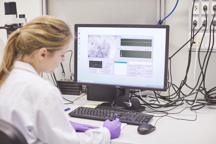 Aunque no están exentas de riesgo y con su uso se inhala nicotina, las alternativas sin humo avaladas por la ciencia son mejor opción para los adultos que siguen fumando.