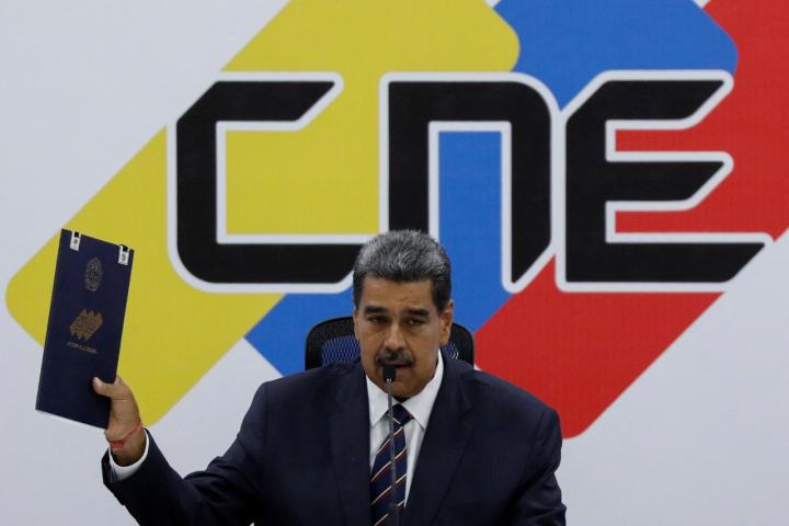 El presidente de Venezuela, Nicolás Maduro, sostiene la credencial del Consejo Nacional Electoral (CNE) que lo proclama como ganador de las elecciones presidenciales del país.