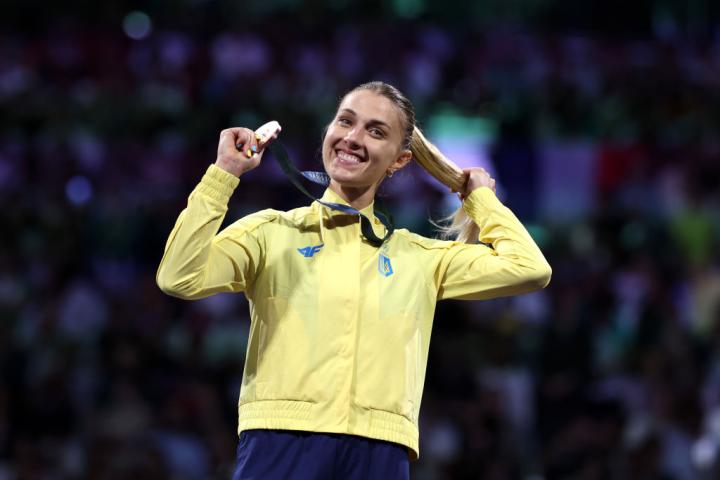 La esgrimista ucraniana Olga Kharlan con la medalla de bronce conquistada en los Juegos Olímpicos de París 2024