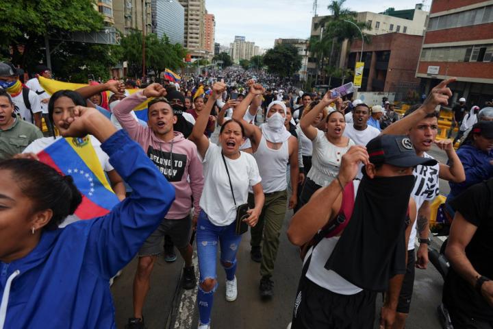 Simpatizantes de la oposición chavista sale a las calles de Venezuela contra el resultado de las elecciones en Venezuela.