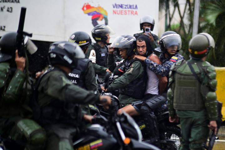 Un simpatizante de la oposición chavista, detenido en las protestas espontáneas contra los resultados de las elecciones en Venezuela.