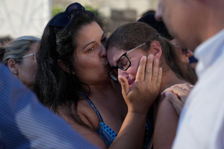 Familiares, amigos y vecinos de uno de los fallecidos en el Argos Georgia asisten a una concentración silenciosa en su memoria.