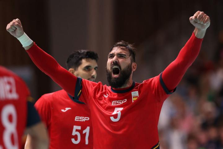 Jorge Maqueda celebra uno de sus goles a Eslovenia en el primer partido de España en París 2024