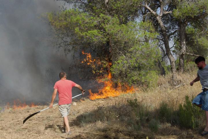 Medios combaten el incendio en Valverdejo, en la provincia de Cuenca.