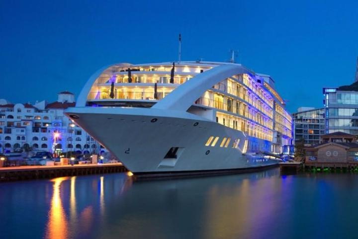 Uno de los yate-hotel del grupo finlandés, atracado junto al Peñón de Gibraltar.