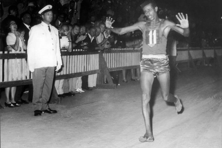 Abebe Bikila entra victorioso y descalzo, en la meta del maratón de Roma 1960