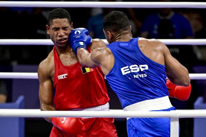 Una izquierda de Reyes Pla directa al rostro de Schelstraete