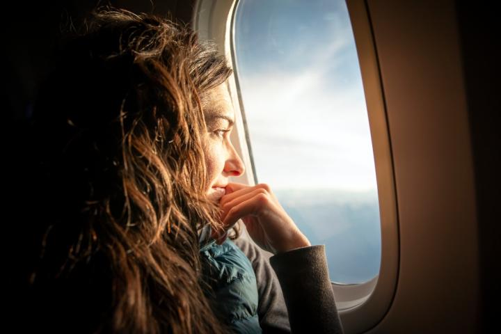 Mujer sentada en el asiento de un avión