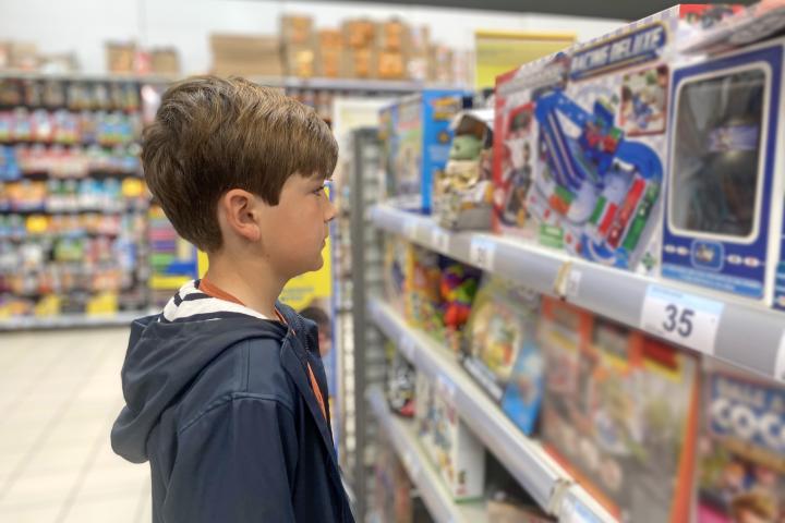 Un niño mirando juguetes en una tienda.