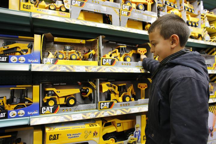 Foto de archivo de un niño en una tienda de juguetes.