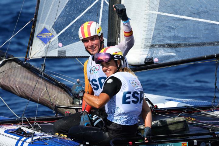 Andrés Barrio y Tara Pacheco celebran su victoria en una regata de París 2024 en la clase Nacra 17 mixta