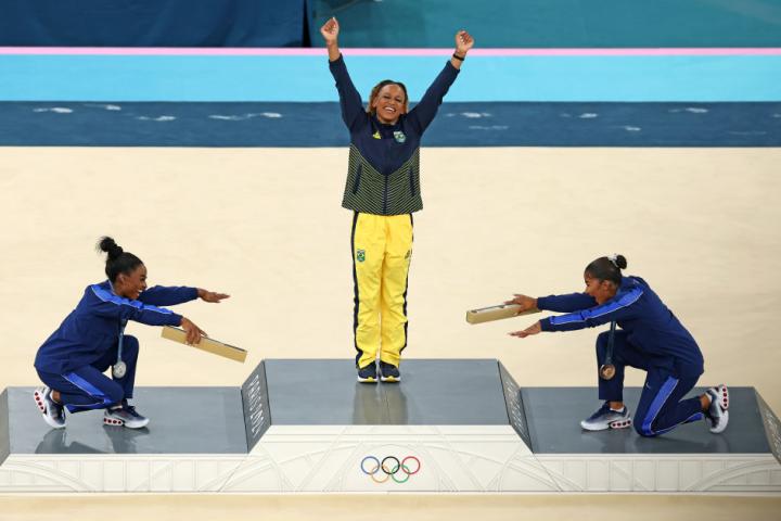alt="alt="Las estadounidenses Simone Biles, medalla de plata, y Jordan Chiles, medalla de bronce, se rinden al oro de Rebeca Andrade en la final de suelo individual.""