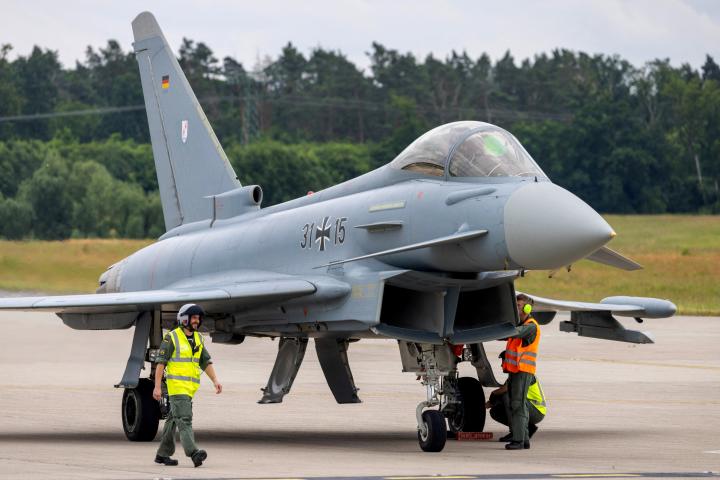 Un Eurofighter, estacionado en el aeropuerto de  Schoenefeld.