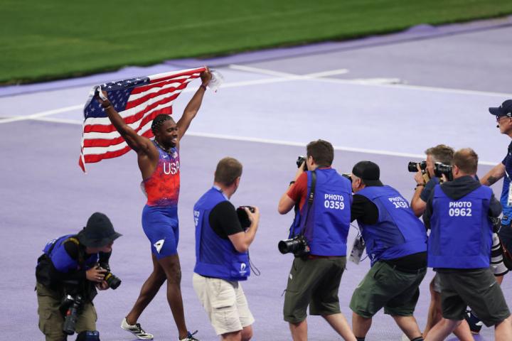 alt="alt="El estadounidense Noah Lyles fue protagonista de una de las pruebas reinas de los Juegos Olímpicos, los cien metros lisos, consiguiendo el oro por solo cinco milésimas de segundo.""