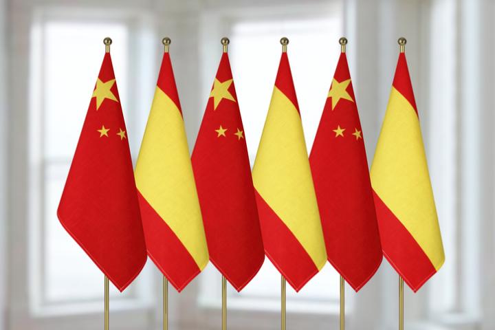 Imagen de archivo de banderas chinas y españolas.