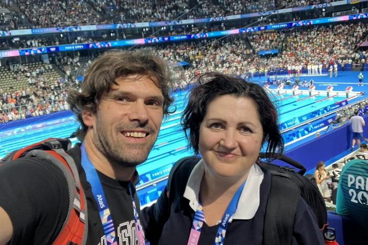 Javier Soriano, junto a su inseparable Julia Luna, desde su puesto en París 2024