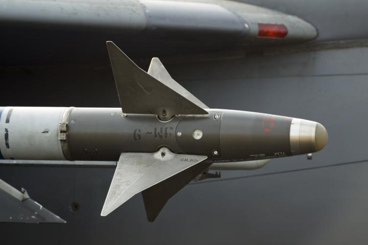 Misiles montados en un avión militar.