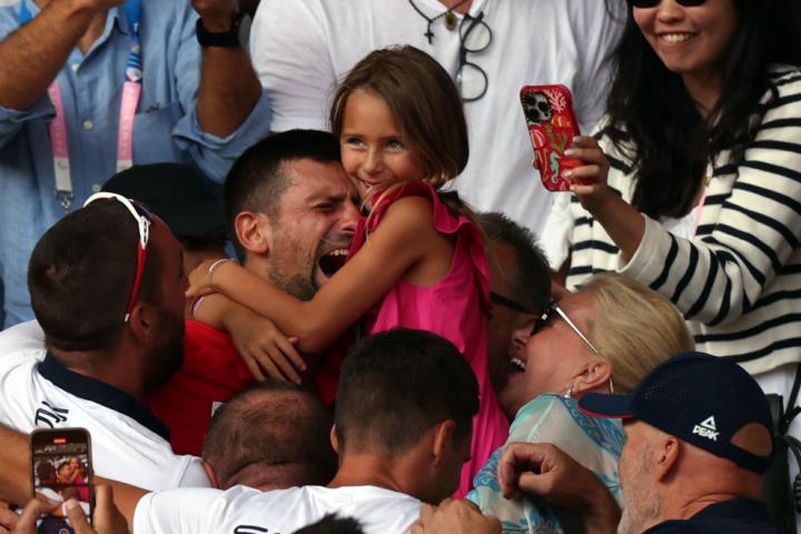 alt="alt="Novac Djokovic corrió a celebrar con su familia su medalla de oro en la final de tenis y protagonizó este emocionante abrazo con su hija Tara.""