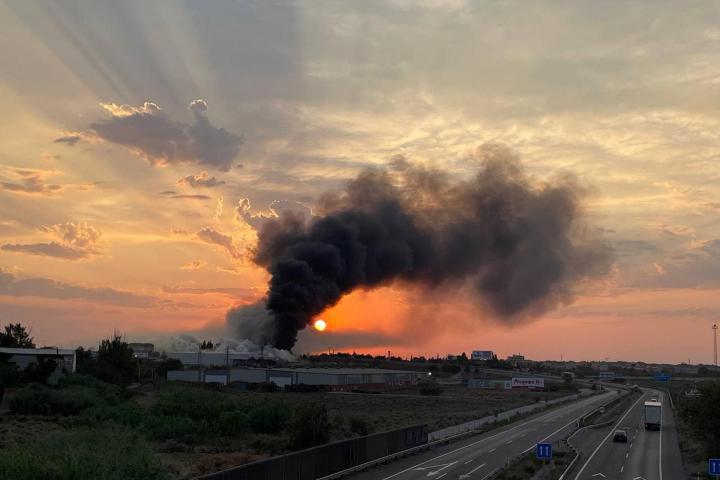 Protección Civil ha ordenado el confinamiento de la población del término municipal de Utebo (Zaragoza) y de los alrededores por el incendio que afecta a una fábrica de productos químicos y que ha provocado una nube tóxica de cloro.