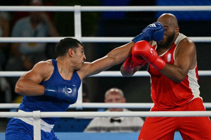 Ayoub Ghadfa tira una izquierda directa al rostro de Djamili-Dini Aboudou en las semifinales de +92kilos