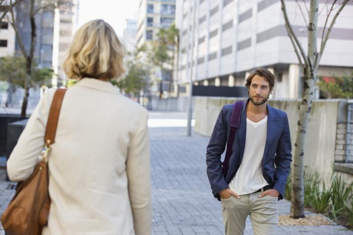 Dos personas cruzan miradas en la calle, en una imagen de archivo.