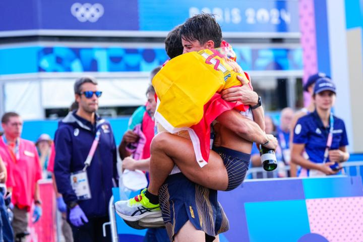 alt="alt="El emocionante abrazo de Maria Perez y Alvaro Martin tras proclamarse medalla de oro en maratón mixto de marcha.""