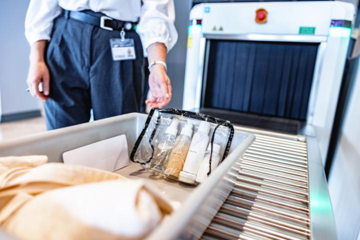 Imagen de archivo de un control de equipaje en un aeropuerto.