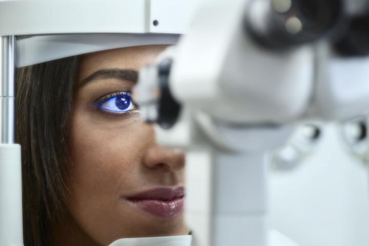 Imagen de una persona en una revisión oftalmológica.