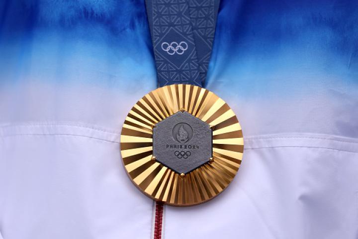 Imagen en plano detalle de la medalla de oro conquistada por la arquera surcoreana Sihyeon Lim en los JJOO de París 2024.