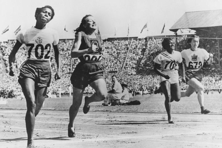 La atleta jamaicana Cynthia Thompson (1923-2019), la sudafricana Daphne Robb-Hasenjager, la americana Mabel Walker y la canadiense Millie Cheater, en la línea de meta de la prueba de los 100 metros lisos, en el estadio inglés Empire Stadium de Wembley, en los Juegos Olímpicos de Londres 1948.
