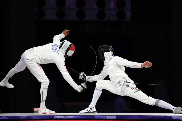 alt="alt="Tibor Andrasfi de Hungría y Mohamed Elsayed de Egipto durante el combate por la medalla de bronce individual en el Gran Palais.""