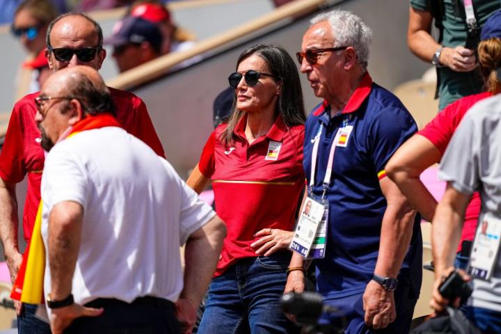 alt="alt="Una apasionada reina Letizia fue la sensación durante el partido de cuartos de final que ganó Alcaraz.""