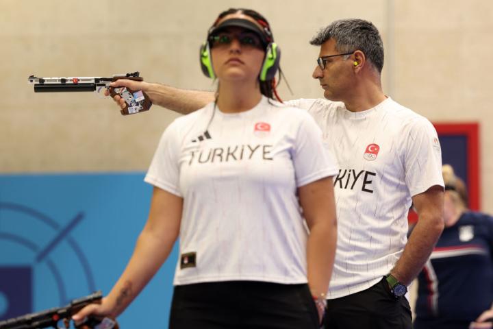 alt="alt="Con una mano apuntando y la otra en el bolsillo consiguió el tirador turco Yusuf Dikec la medalla de plata y un meme viral que le ha hecho famoso.""
