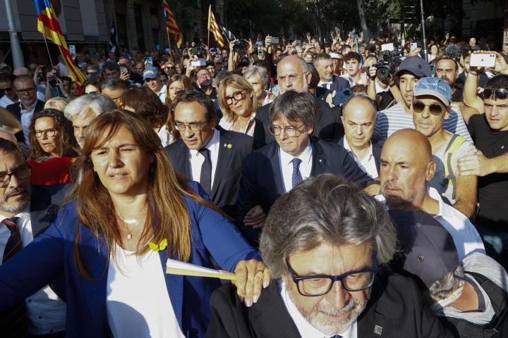 El expresidente de la Generalitat Carles Puigdemont ha logrado este jueves irrumpir en el acto de bienvenida organizado en el paseo Lluís Companys de Barcelona para arroparlo en su retorno. Puigdemont ha llegado acompañado por dirigentes de Junts como Josep Rull, Laura Borrás o Jordi Turull.