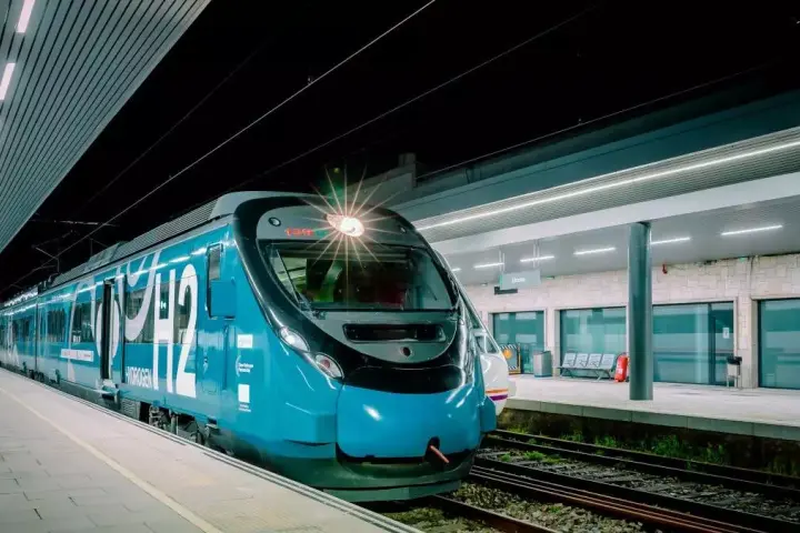El tren propulsado por hidrógeno en la estación de Cáceres.