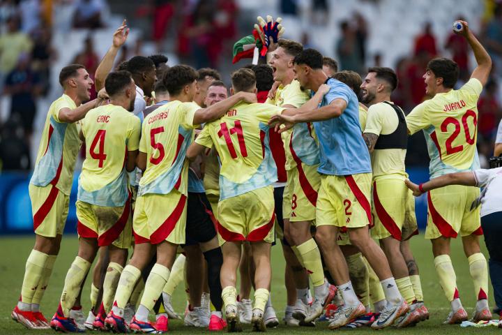 La Selección Española de Fútbol masculino celebrando su pase a la final de los JJOO 2024 tras derrotar a Marruecos.